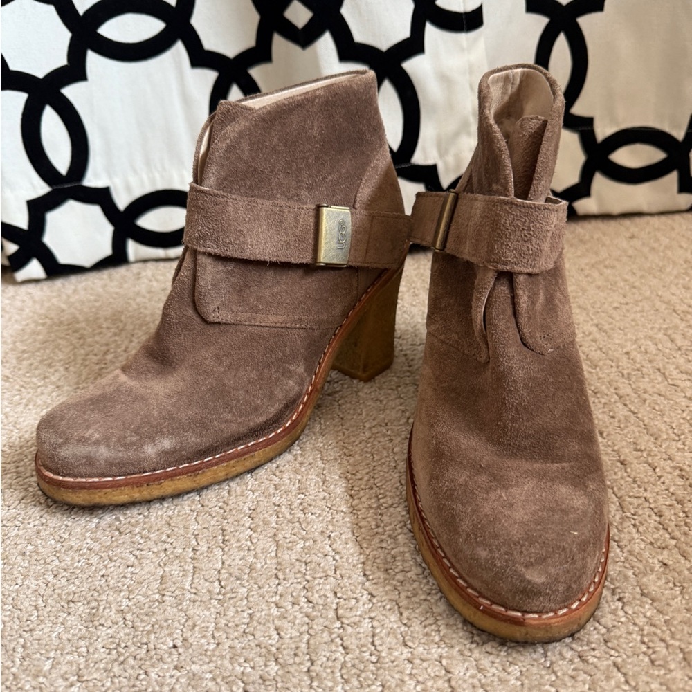 UGG Brown Suede Boots with Shearling Lining, size 7